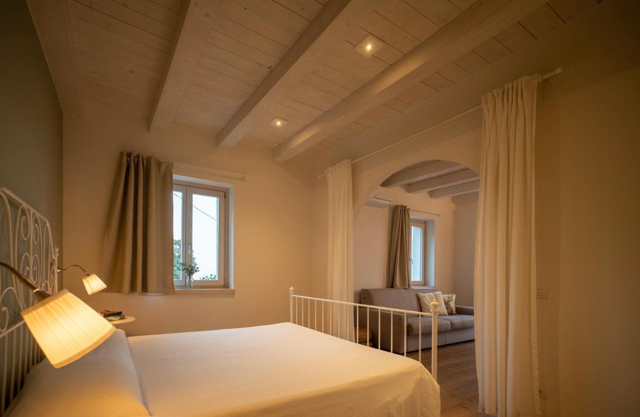 La Mascarana Appartement Lesa Kamer foto